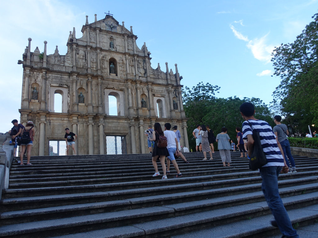 【マカオ街歩き】マカオの街中に溢れる「押」の看板は何か？