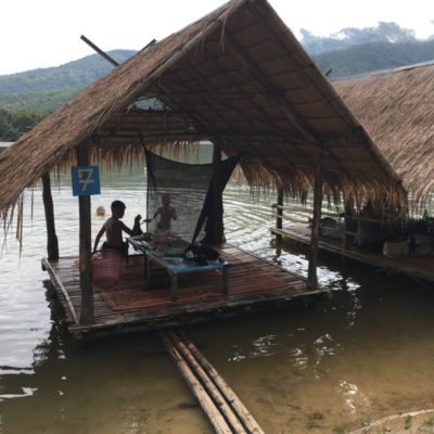 チェンマイの地元に大人気の「Huay Tung Tao Lake」フワイトゥンタオ貯水池の水上レストランでのんびりしてました。