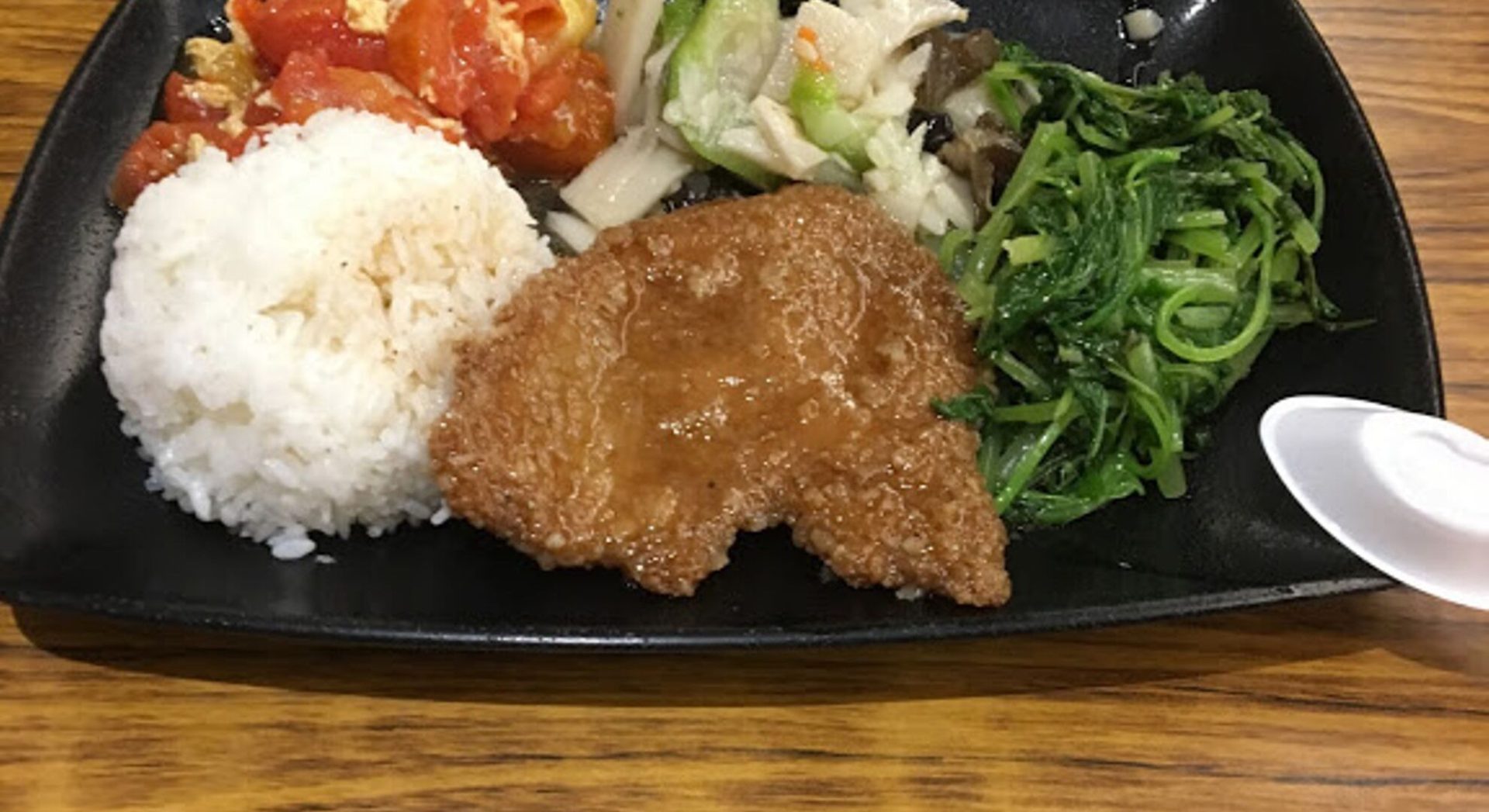 【台湾100円屋台飯】台中最強の自助飯店「蓬莱便当快餐店」の紹介！一食50元（170円）でこのクオリティは凄いです。