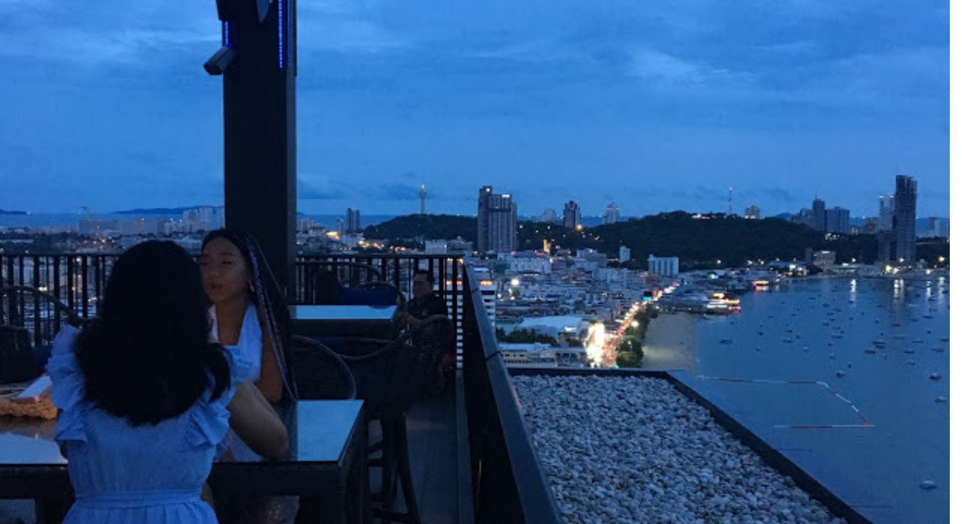 パタヤの海と景色が一望できるパタヤヒルトン16階「Driftカフェ」と34階にあるルーフトップバー「Horizon」はかなりオススメ。一度は訪れてみよう。