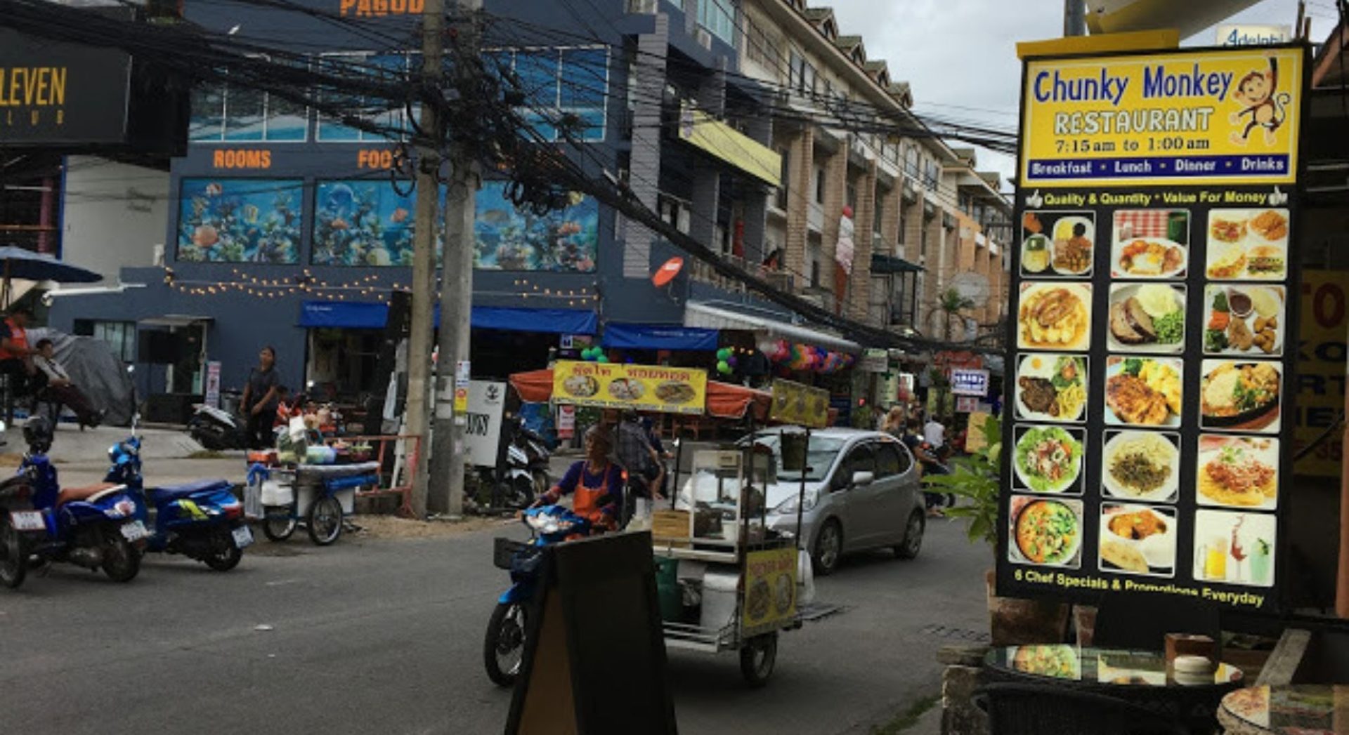 久しぶりのソイブッカオ通りを散歩。新しい建物や店が出来て変化を感じながら過ごしています。