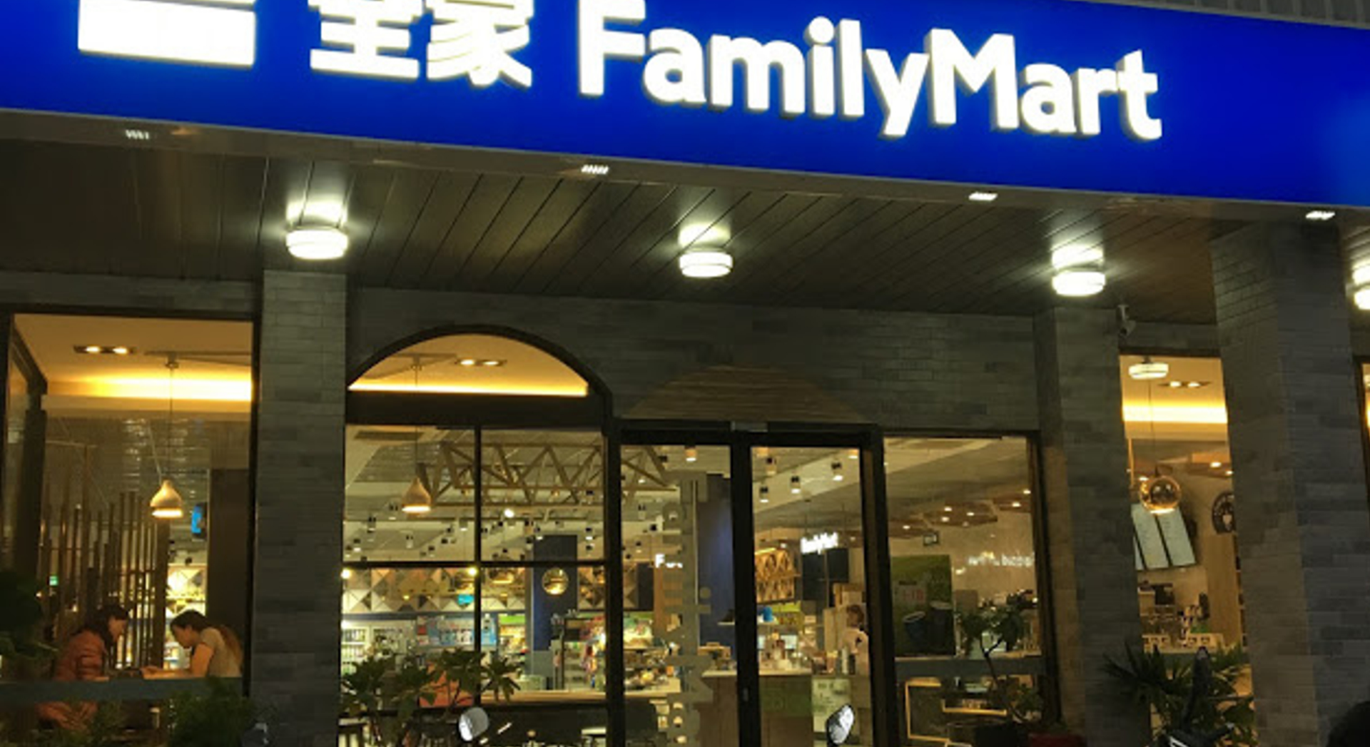 台湾・台中にある未来のファミリーマートの形。全家 lets cafe 台中時尚店を紹介します。